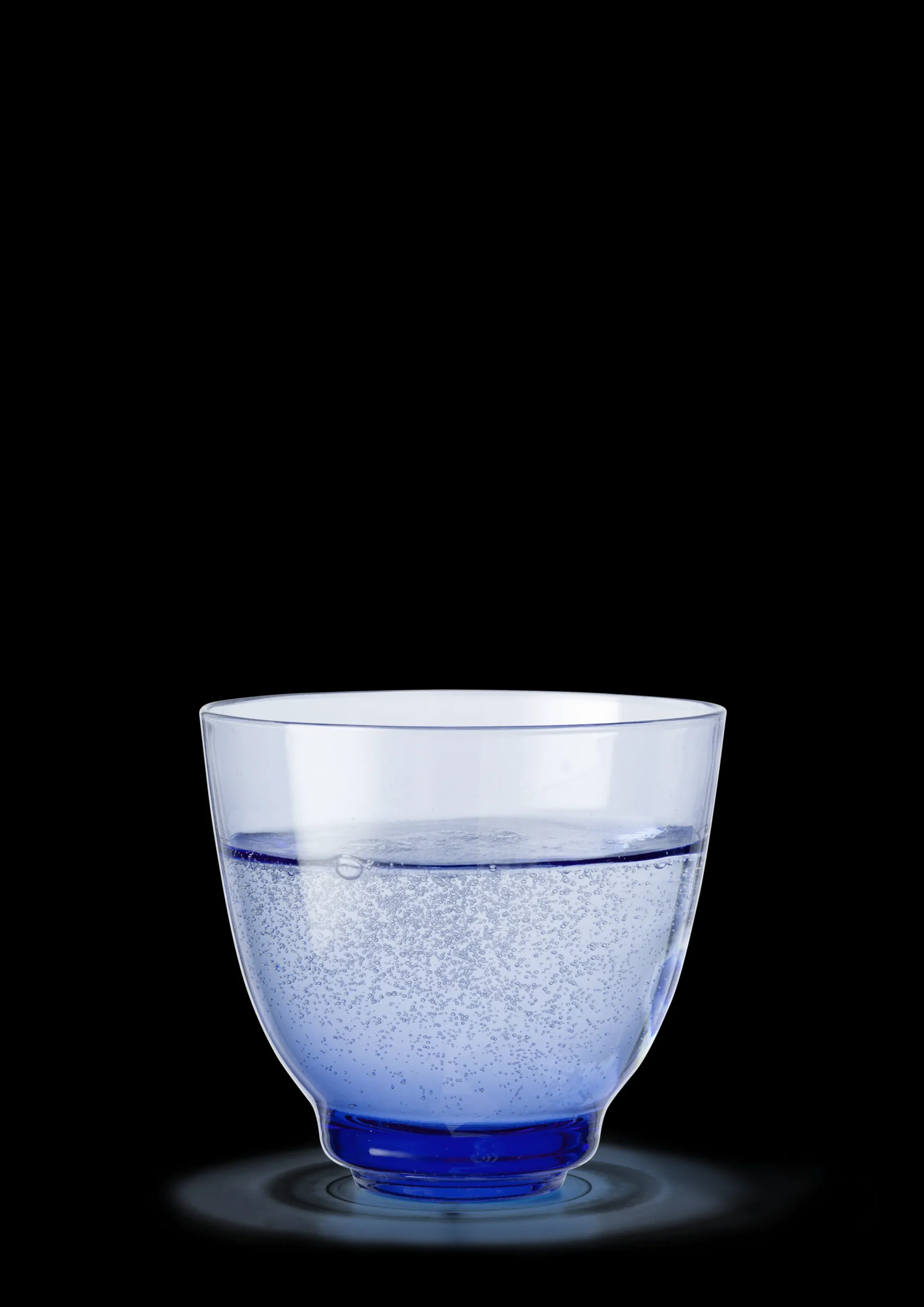 Holmegaard Vannglass*Flow Vannglass 35 cl mørk blå - Kjøp nå